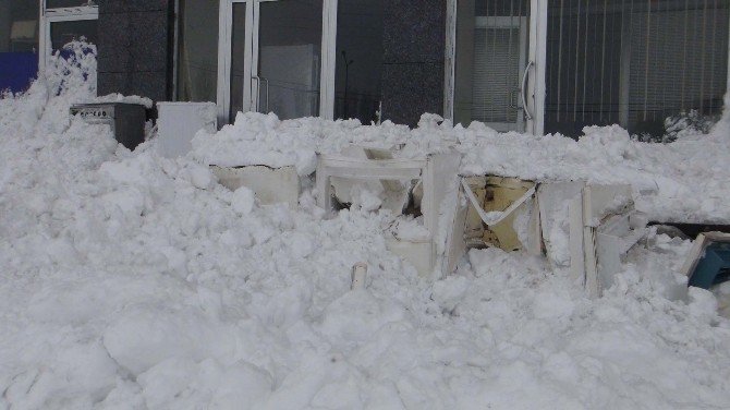 Çatılardan Düşen Kar İş Yerlerine Zarar Verdi