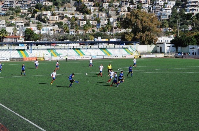 Liseli Gençler Futbol Turnuvasında Ter Döküyor