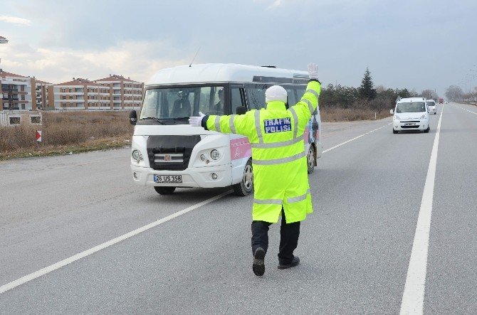 Trafik Polisleri Sürücüleri Zorlu Kış Şartlarına Karşı Uyardı