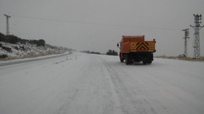 Yavuzeli’nde Kar Nedeniyle Kapanan Yollar Açıldı
