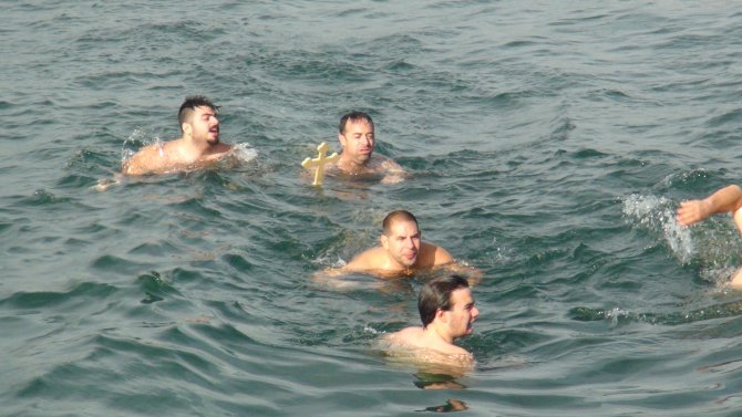 İzmir'de 94 yıl sonra denizden haç çıkarma töreni yapıldı