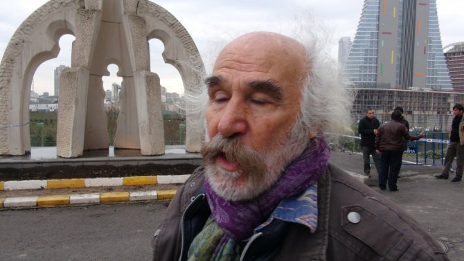 Heykeltıraş Mehmet Aksoy, heykelini yıkılmaktan son anda kurtardı