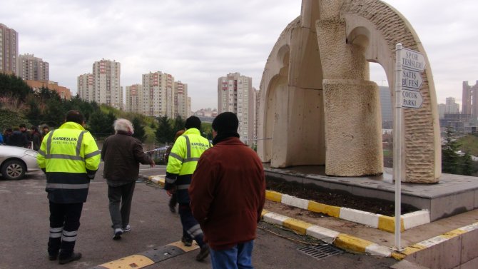 Heykeltıraş Mehmet Aksoy, heykelini yıkılmaktan son anda kurtardı