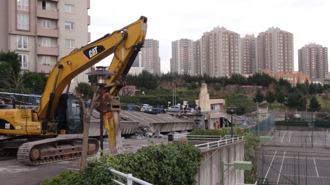 Heykeltıraş Mehmet Aksoy, heykelini yıkılmaktan son anda kurtardı