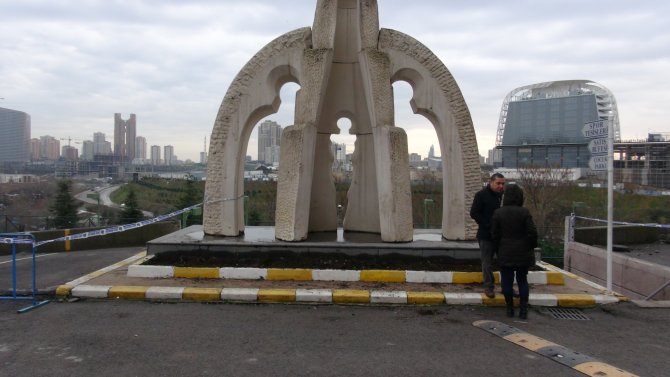 Heykeltıraş Mehmet Aksoy, heykelini yıkılmaktan son anda kurtardı