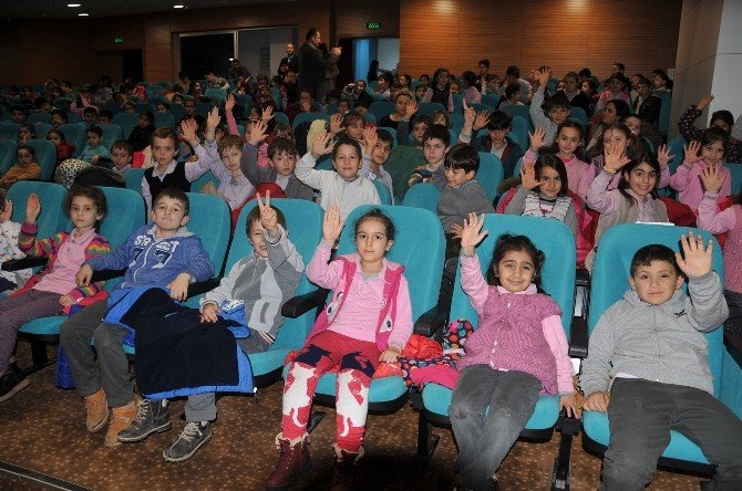 Tiyatro Günleri’nde “İki Bavul Dolusu” Adlı Çocuk Oyunu Sahnelendi