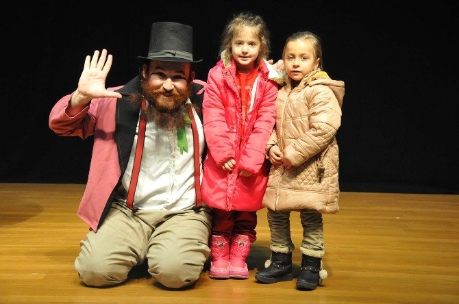 Tiyatro Günleri’nde “İki Bavul Dolusu” Adlı Çocuk Oyunu Sahnelendi
