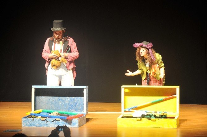 Tiyatro Günleri’nde “İki Bavul Dolusu” Adlı Çocuk Oyunu Sahnelendi