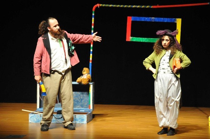 Tiyatro Günleri’nde “İki Bavul Dolusu” Adlı Çocuk Oyunu Sahnelendi