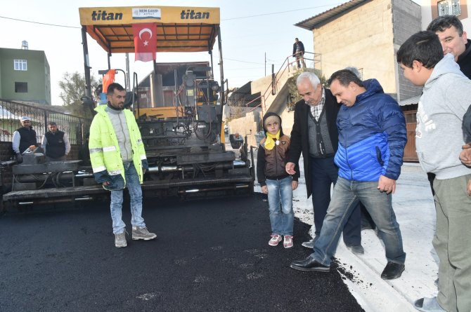 Sarıçam Belediyesi Esentepe’deki yolları asfaltladı