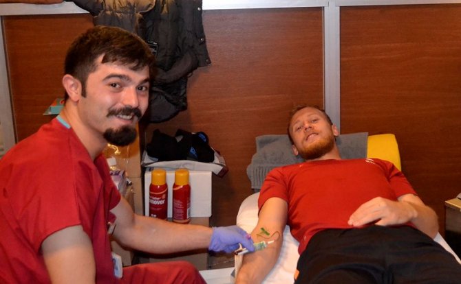 Galatasaray'da futbolculara kan testi yapıldı