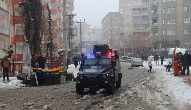 Diyarbakır’da İzinsiz Yürüyüşe Polis Müdahalesi
