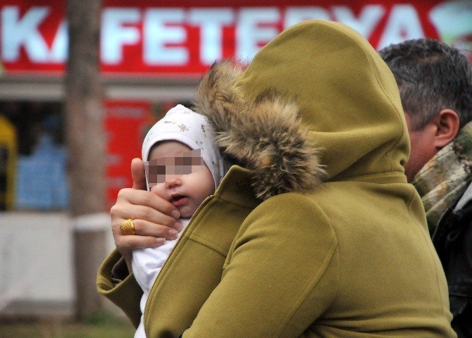 Otomobilde 45 Kilo Eroinle Yakalanan İranlı Kadın Yüzünü Bebeğiyle Sakladı