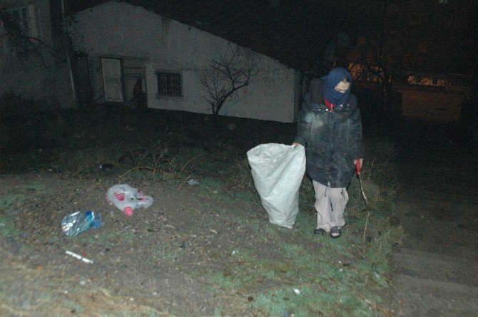 Fedakar Anne Sokaklardan Çöp Toplayıp Çocuğuna Bakıyor