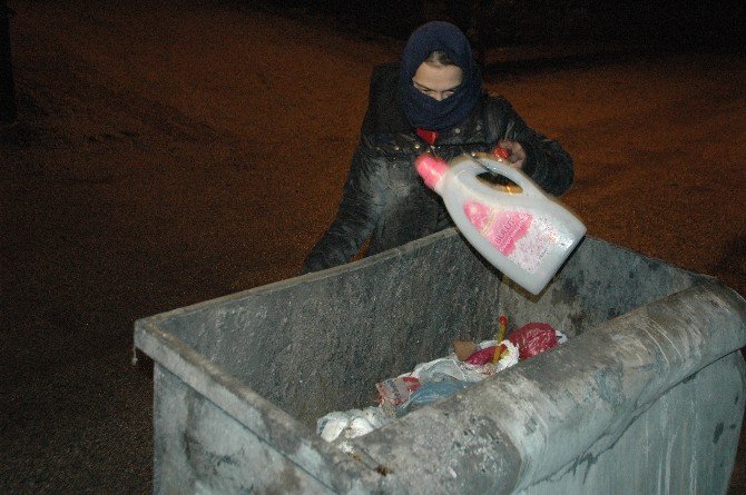 Fedakar Anne Sokaklardan Çöp Toplayıp Çocuğuna Bakıyor