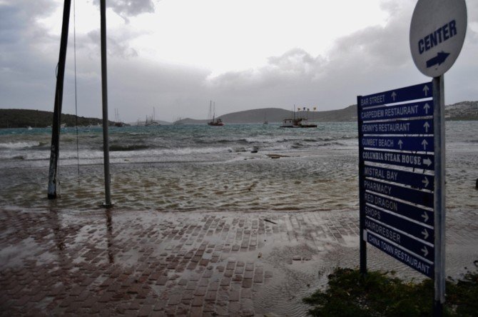 Dereler Ters Aktı, Deniz Trafiği Durdu