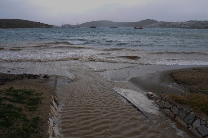Dereler Ters Aktı, Deniz Trafiği Durdu