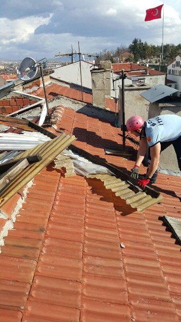 Bolu’da Lodos Nedeniyle Apartmanın Çatısı Uçtu