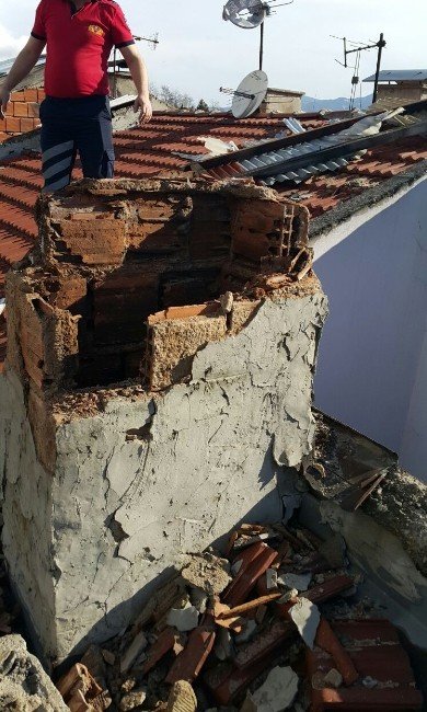 Bolu’da Lodos Nedeniyle Apartmanın Çatısı Uçtu
