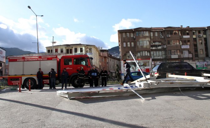 Bursa’da şiddetli lodos çatıları uçurdu