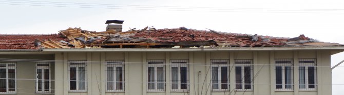 Fırtınada çatısı uçan okul tatil edildi