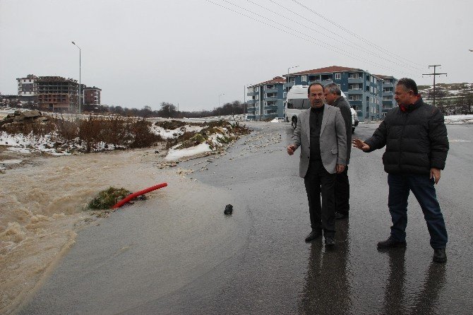 Başkan Gürkan, Yağmur Sonrası Sokaklarda İncelemelerde Bulundu