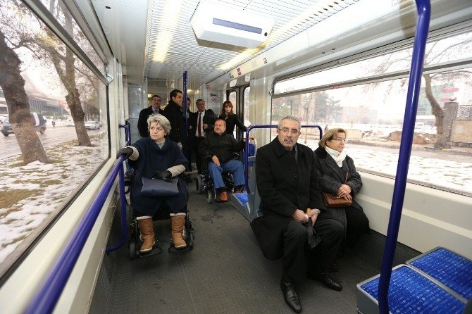 Engelli Tramvaylar Yolcu Taşımaya Başladı