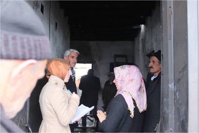 Hakkari'de evi yanan Arar ailesine yardım eli uzatıldı