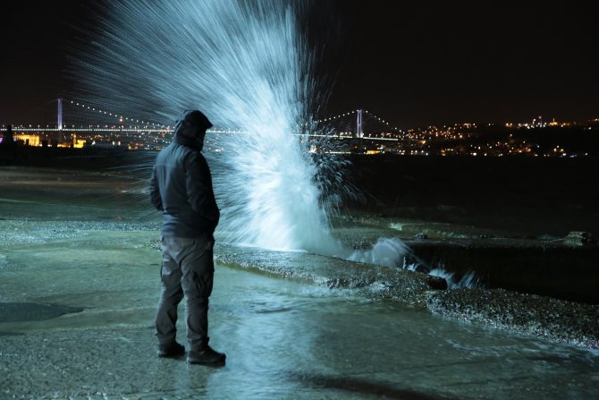 İstanbul'da lodos dev dalgalar oluşturdu