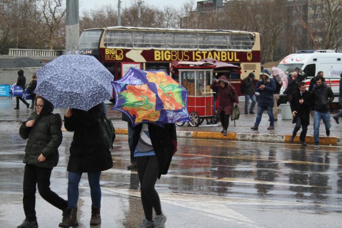 Taksim’de şemsiyeler havada uçuştu