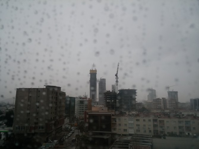 İzmir şiddetli yağmurun etkisi altında
