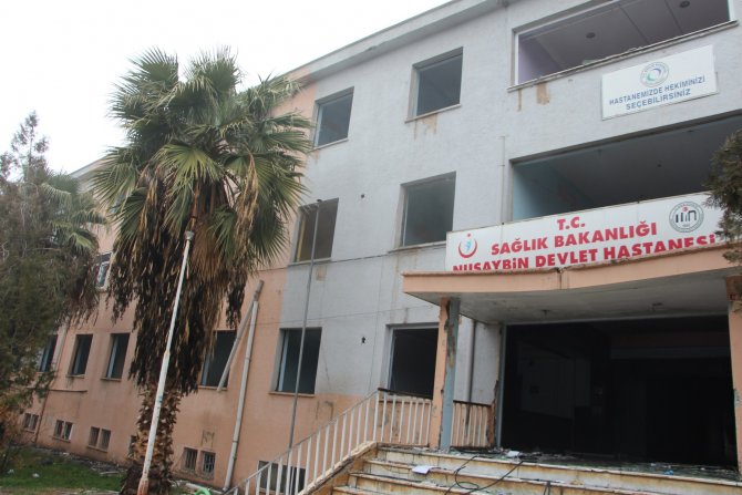 Nusaybin'de eski devlet hastanesini yakmak istediler