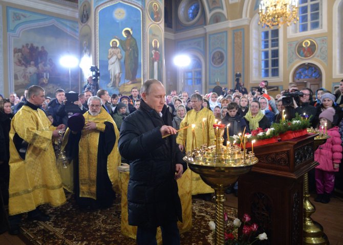 Putin, Noel’i anne ve babasının vaftiz edildiği kilisede kutladı