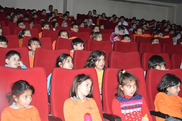 Öğrencilerin tiyatro ve drama gösterisi ilgi gördü