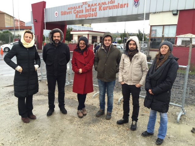 Silivri'de tutuklu gazeteciler için ‘Dargın Mahkum’ türküsü söylendi
