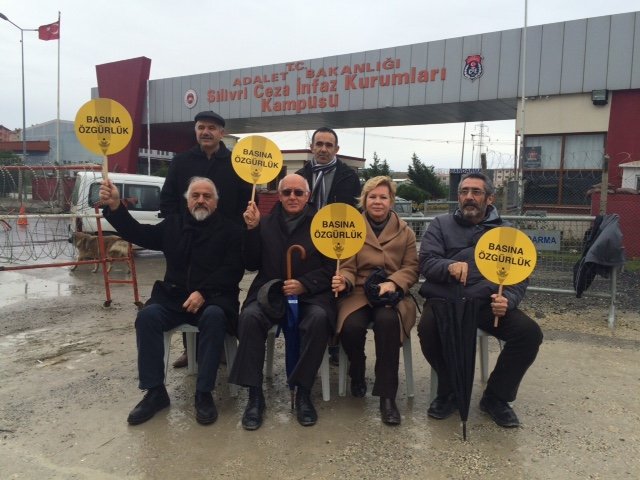 Silivri'de tutuklu gazeteciler için ‘Dargın Mahkum’ türküsü söylendi