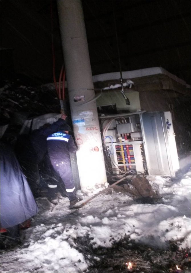 Bitlis VEDAŞ arıza ekiplerinin karda zorlu mücadelesi