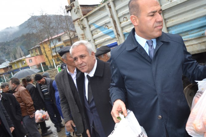 Feke Belediye Başkanı Rusya’ya inat 14 ton portakal dağıttı