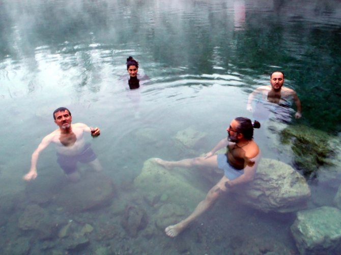 Bursalı dağcılardan eksi 10 derecede kaplıcada çay keyfi