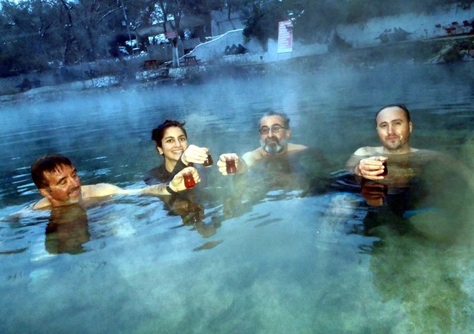 Bursalı dağcılardan eksi 10 derecede kaplıcada çay keyfi