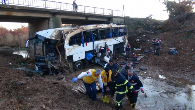 Kaçak göçmenleri taşıyan otobüsün karıştığı kazada ölü sayısı 6’ya yükseldi