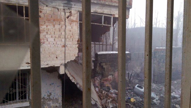 Sur’da Bozguna Uğrayan Terör Örgütü Vatandaşların Evlerini Yakıyor