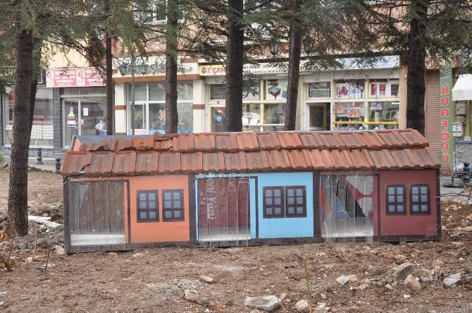 Tarihi Odunpazarı Evlerinin Maketinden Kedi Köpek Evi