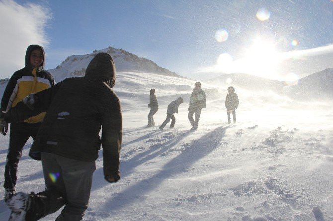Köy Çocuklarının Kar Keyfi
