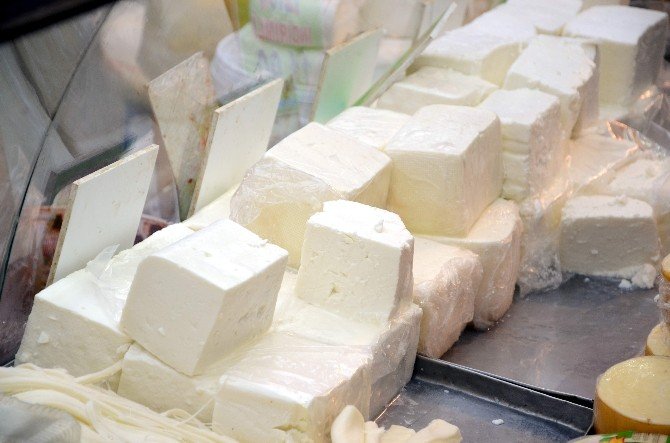 Eskişehir’de Açıkta Peynir Satışı