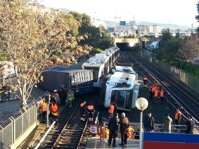 İzmir'de metro kazası: Çok sayıda yaralı var