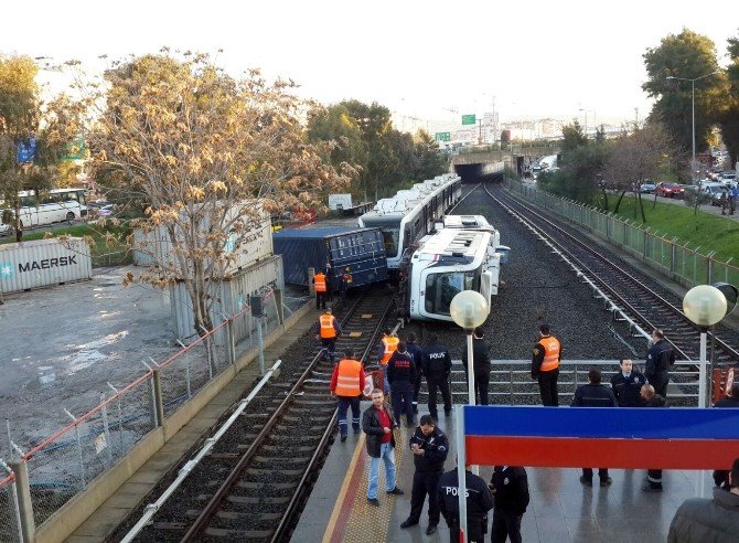 İzmir’de Metro Devrildi Çok Sayıda Yaralı Var