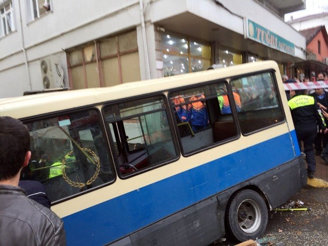 Sarıyer’de Minibüs İşyerinin Duvarına Çarptı: 1 Ölü, 15 Yaralı