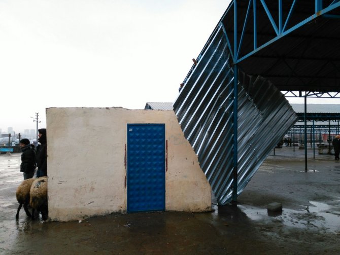 Şiddetli rüzgar Siverek'te çatı uçurdu