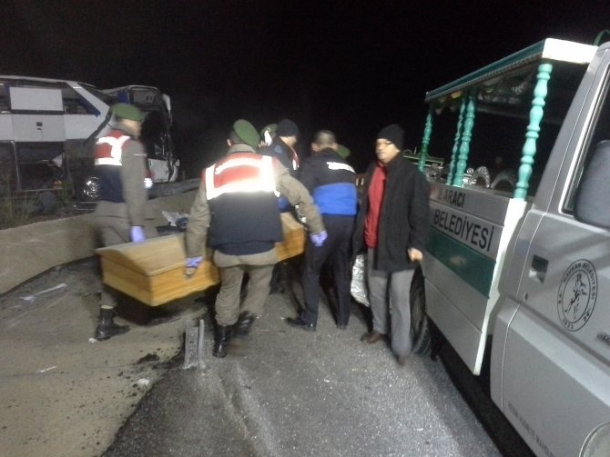 Balıkesir'de mültecileri taşıyan otobüs devrildi: 8 ölü, 42 yaralı (2)